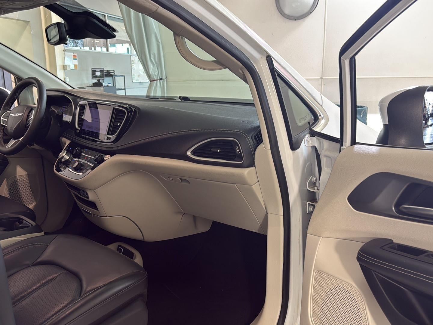 2023 Chrysler Pacifica Hybrid Touring L