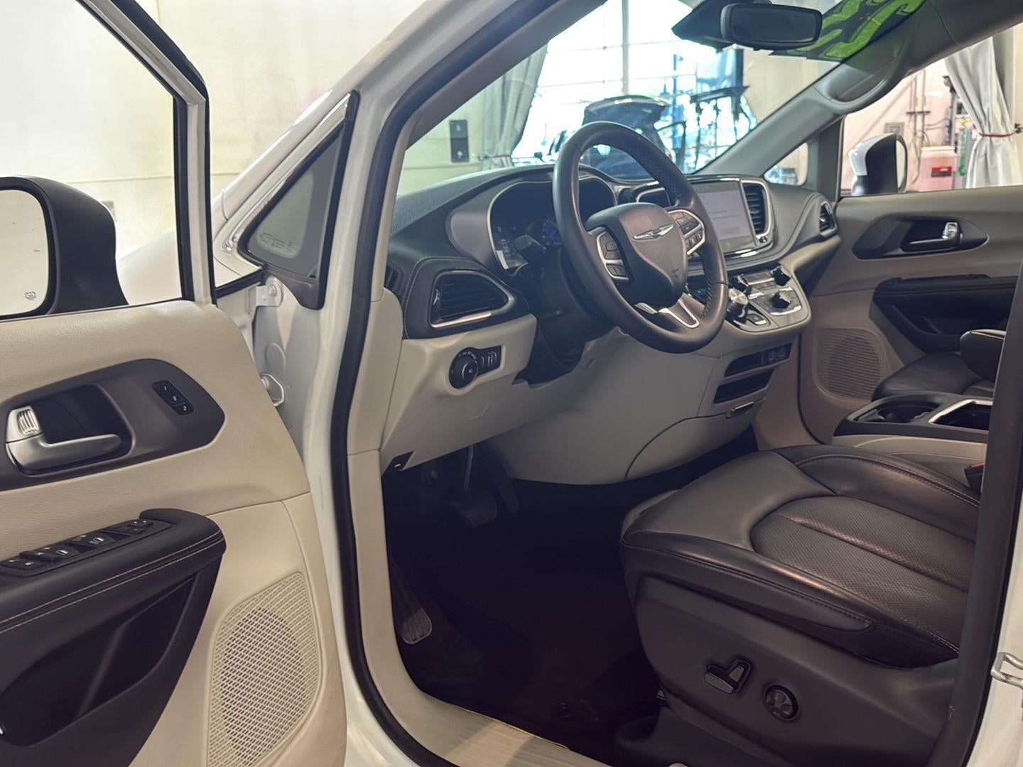 2023 Chrysler Pacifica Hybrid Touring L